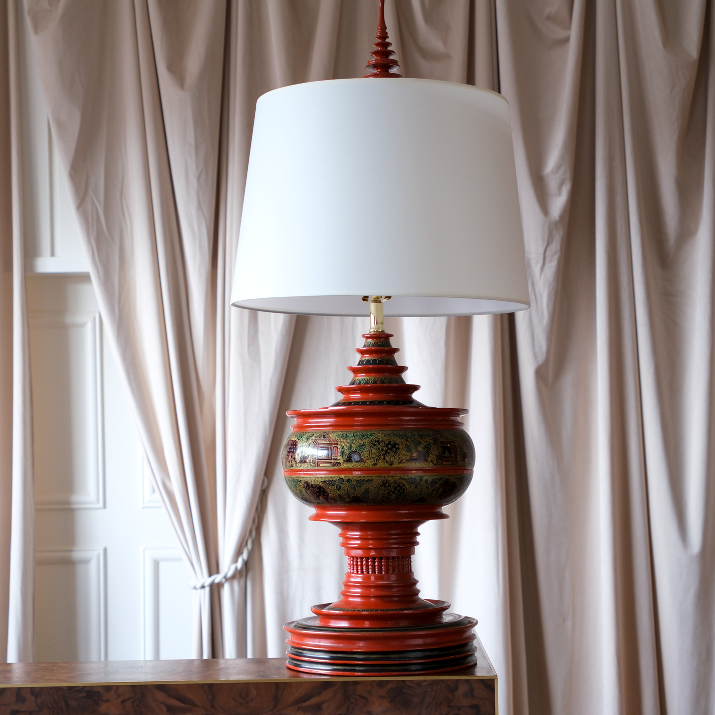 Burmese lacquer lamp: Decorated